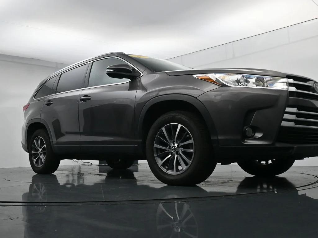 Used 2019 Gray Toyota XLE image 31