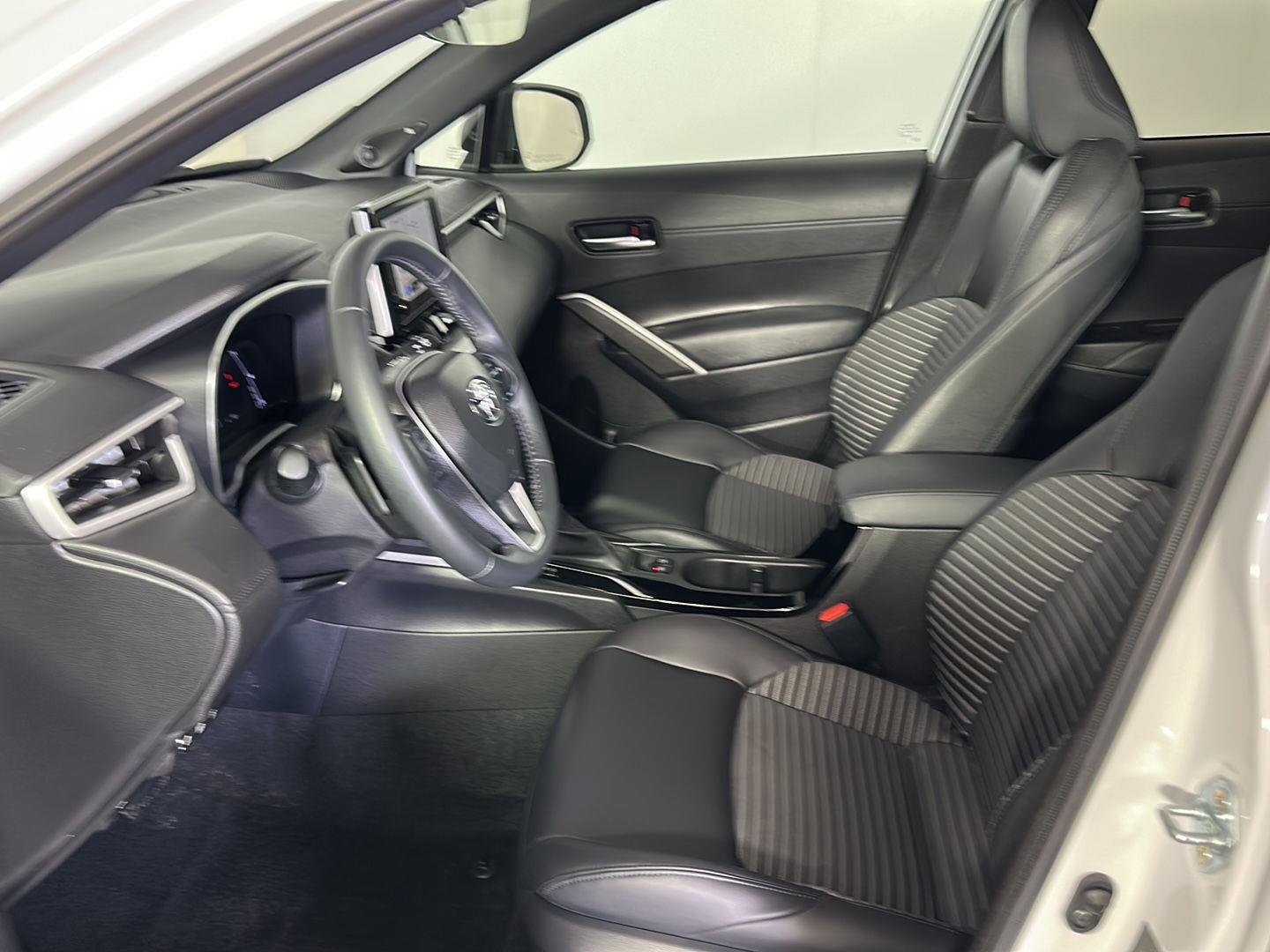 Used 2025 Wind Chill Pearl Toyota XSE image 10