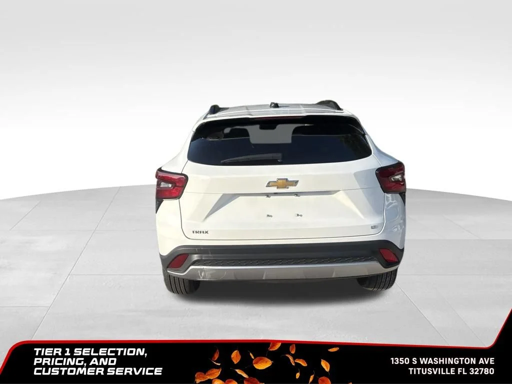 Used 2025 Summit White Chevrolet LT image 4