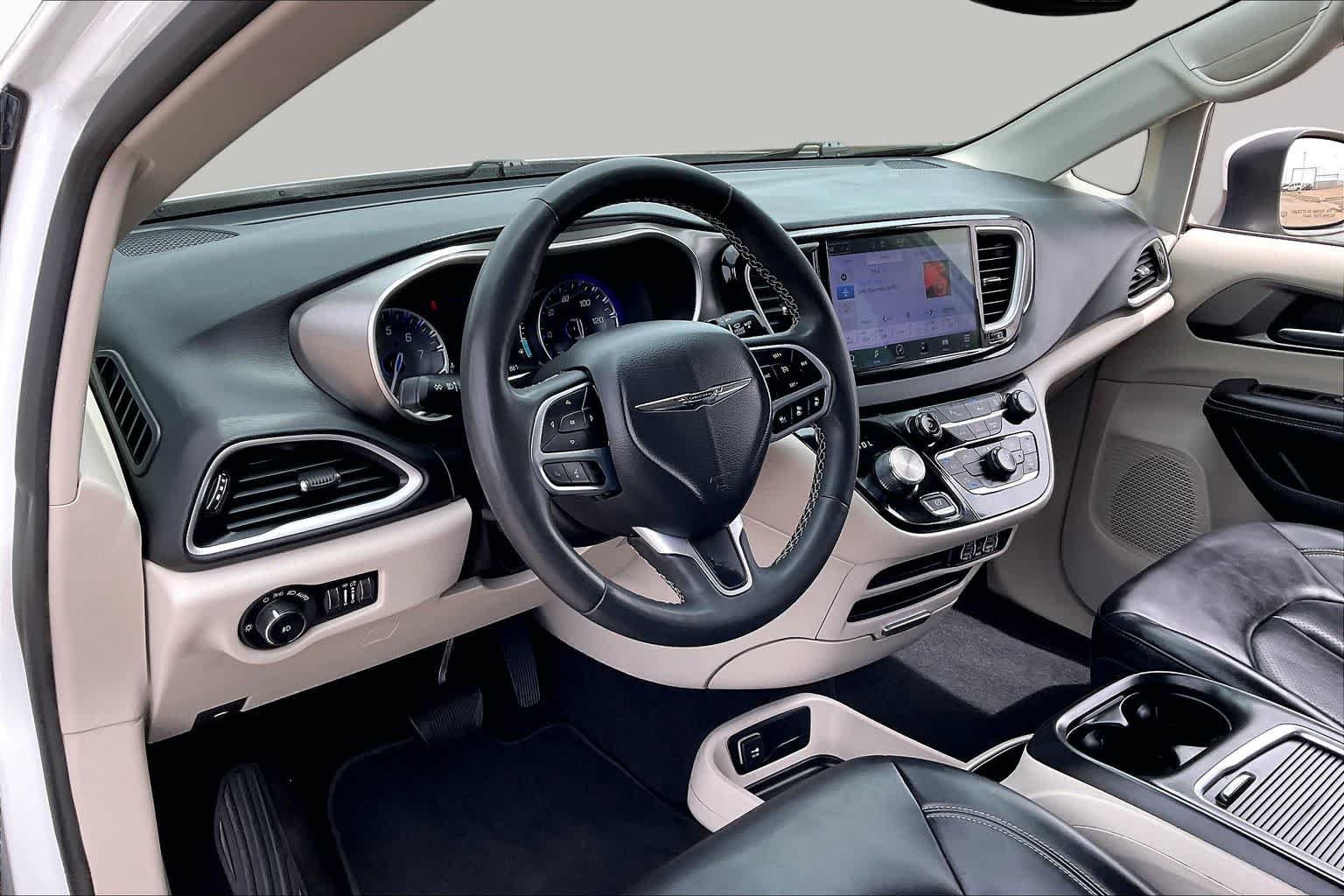 Used 2023 Bright White Clearcoat Chrysler Touring L image 16