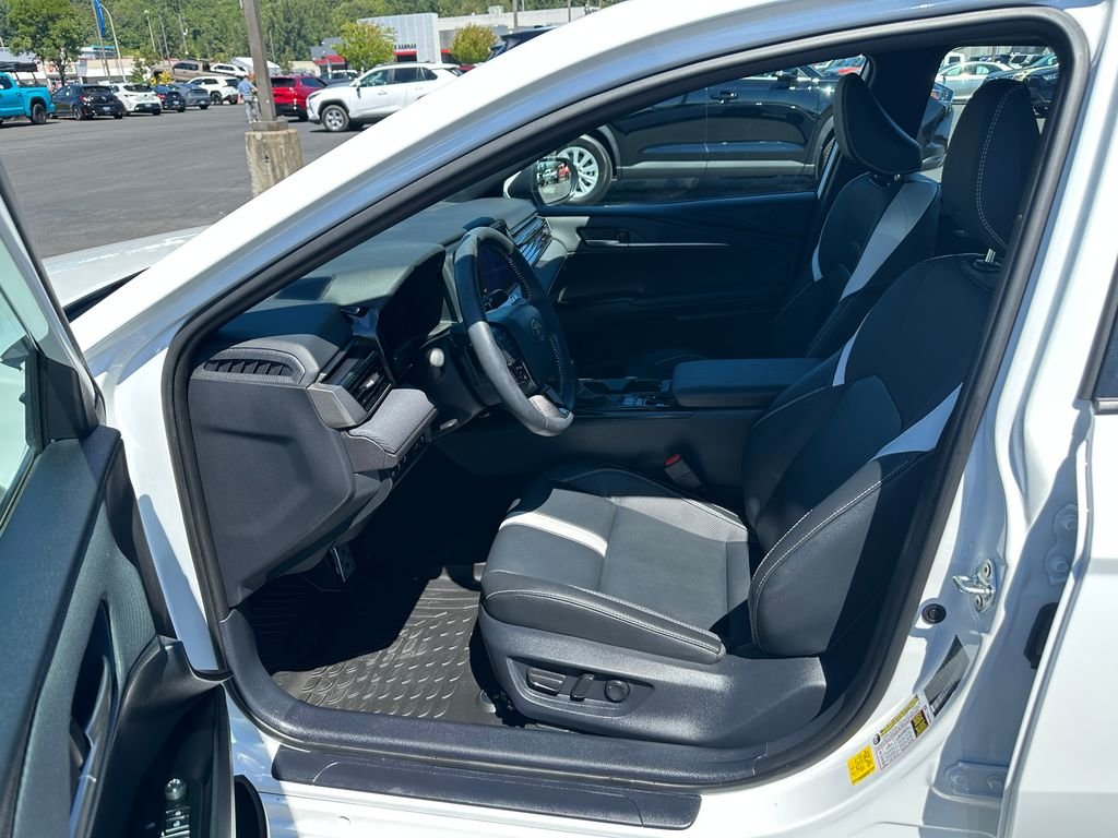 Used 2025 Ice Toyota SE image 13
