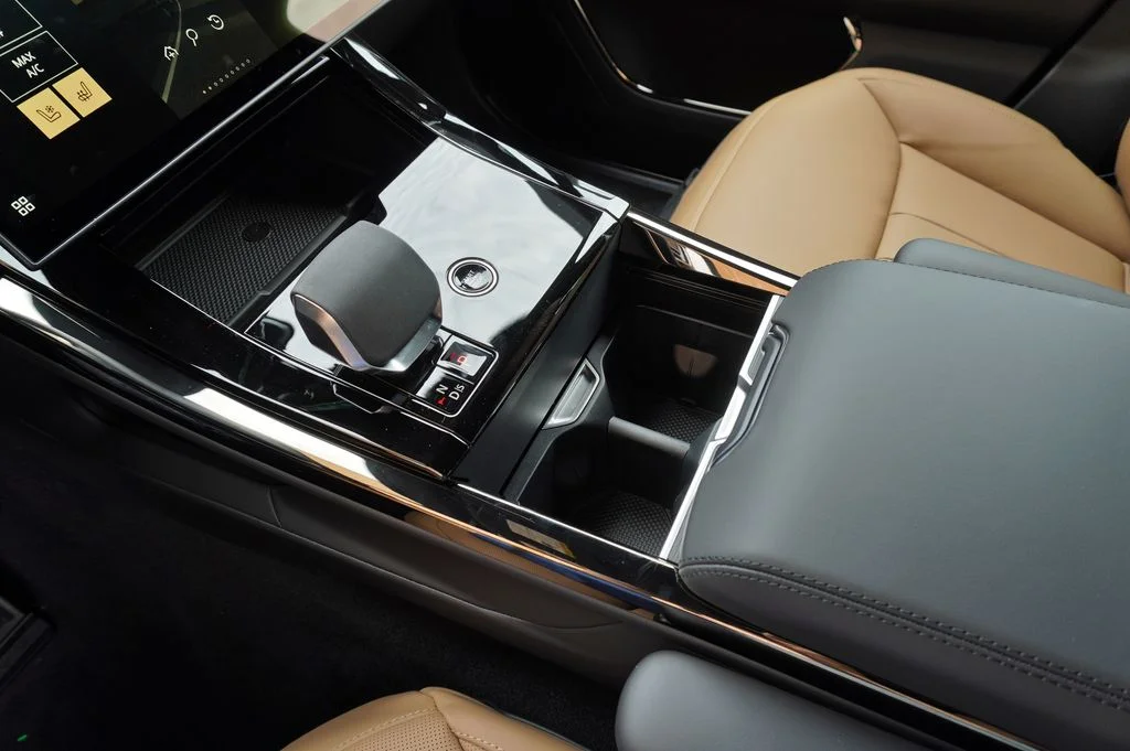 New 2026 Fuji White Land Rover Dynamic SE image 27
