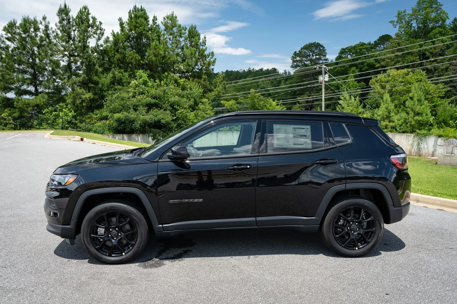 New 2026 Diamond Black Crystal Pearl-Coat Exterior Paint Jeep Latitude image 5