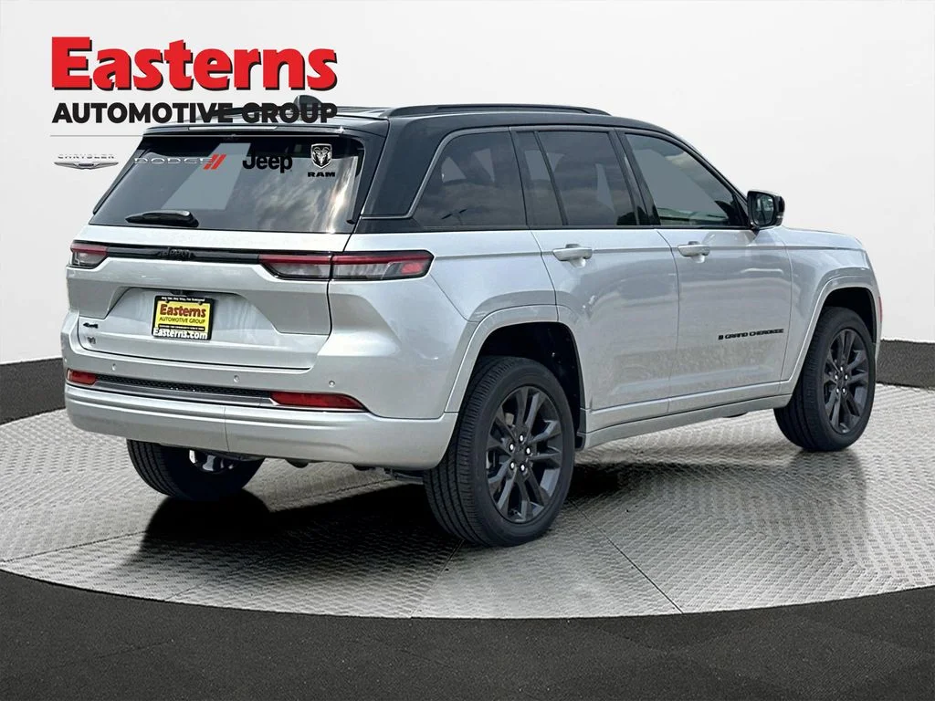 New 2026 Silver Zynith Exterior Paint Jeep Limited Reserve image 6