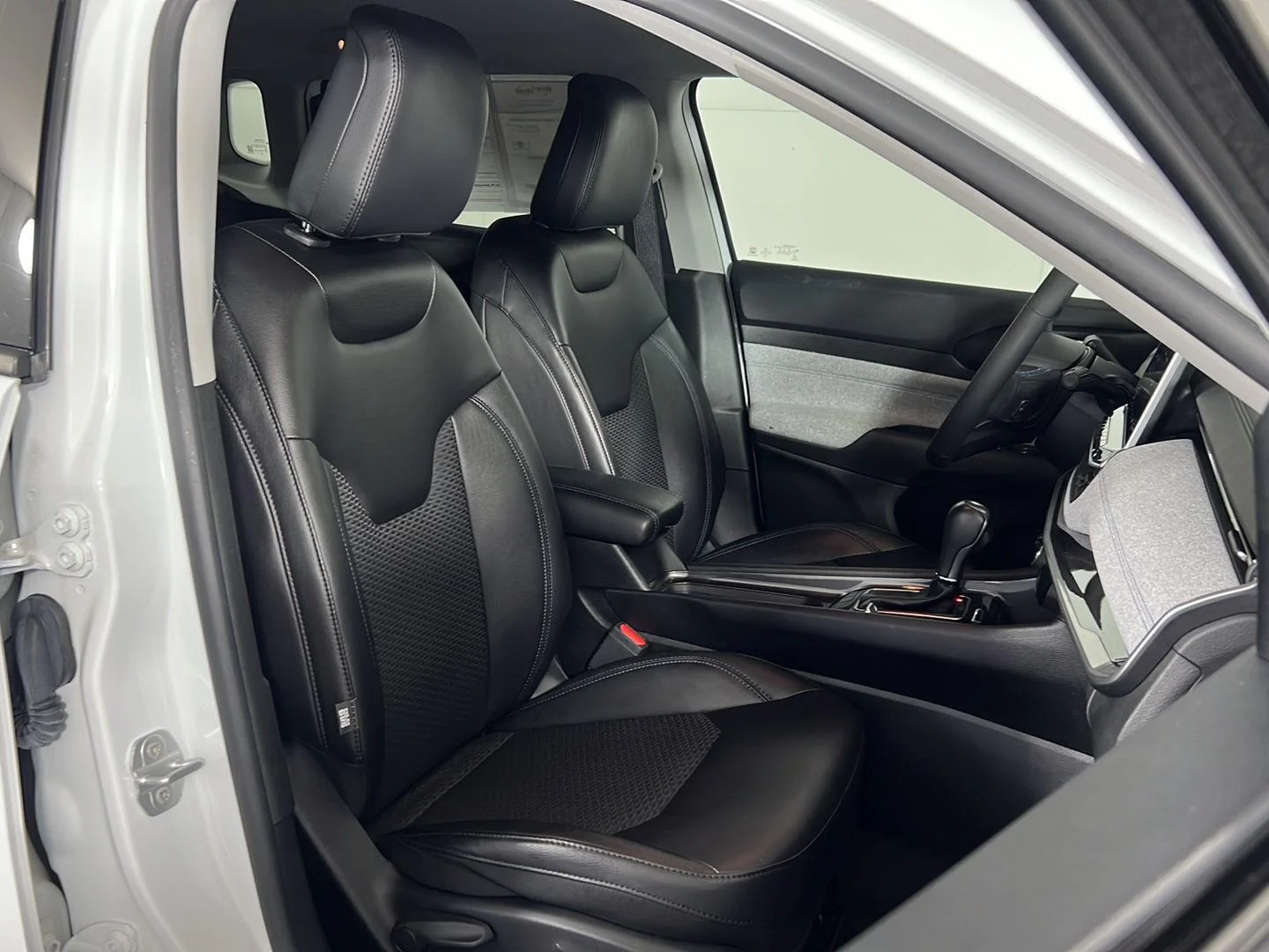 Used 2022 Bright White Clearcoat Jeep Latitude image 5