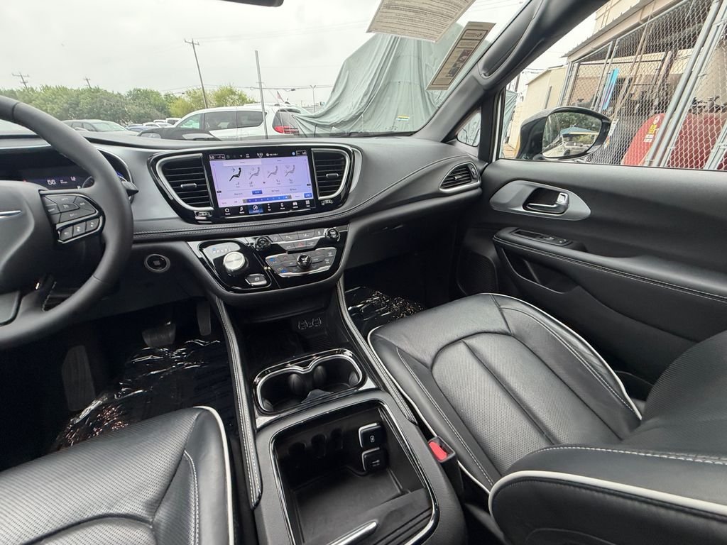 Used 2025 White Chrysler Limited image 15