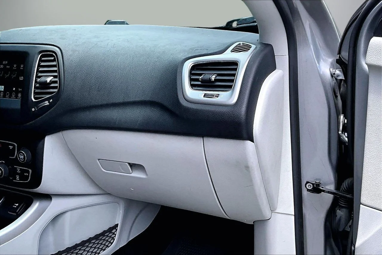 Used 2019 Silver Jeep Latitude image 20