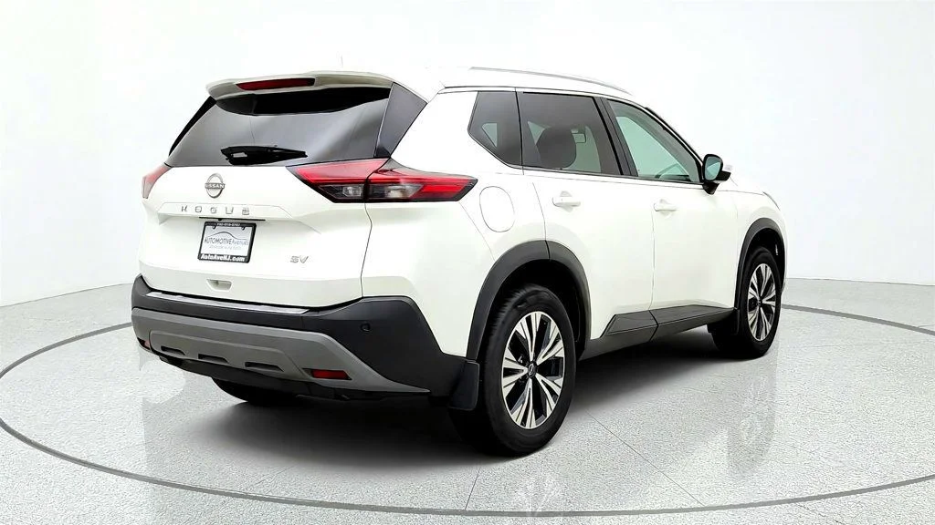 Used 2023 Pearl White Tricoat Nissan FWD SV image 5