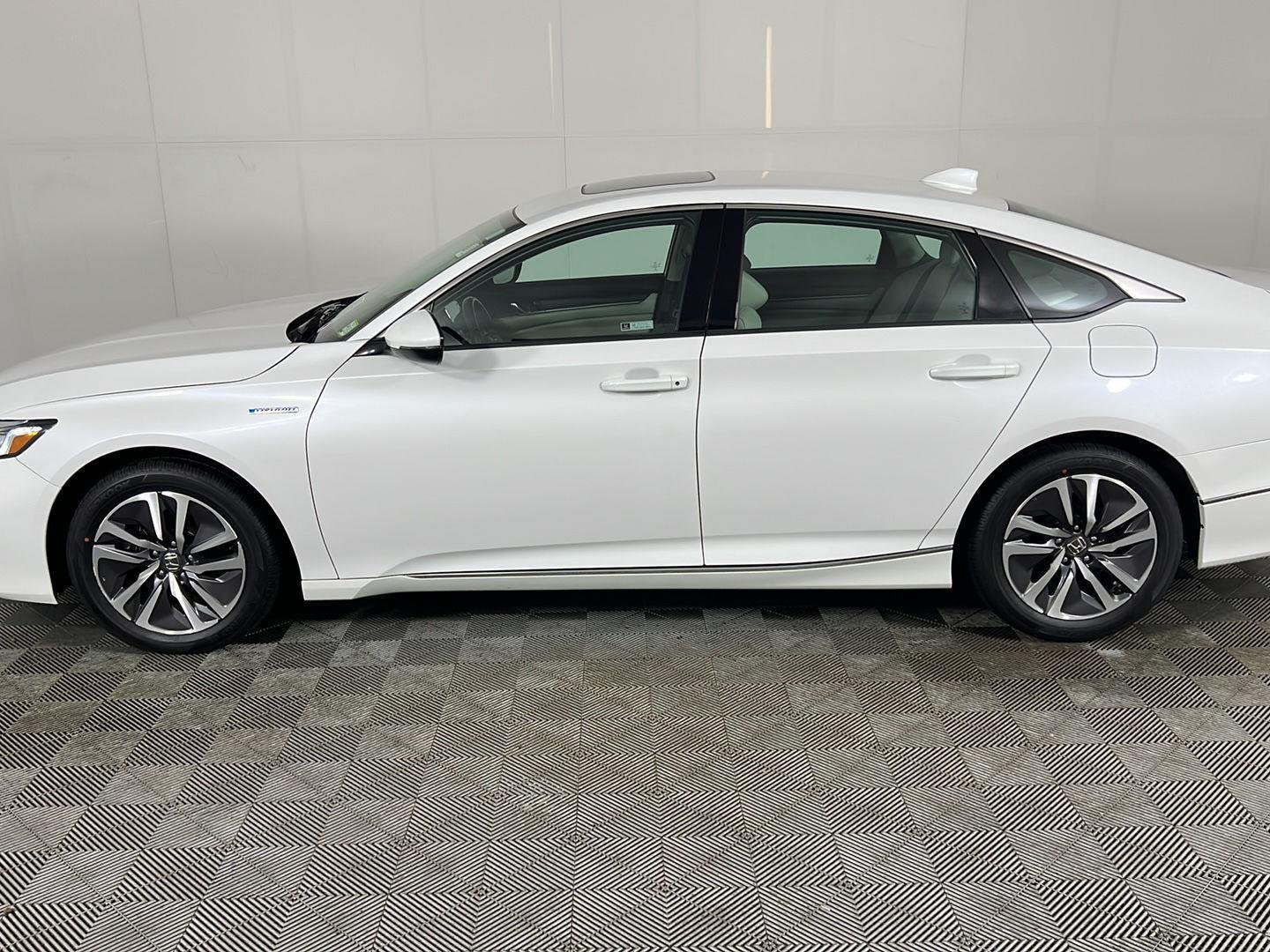 Used 2021 Platinum White Pearl Honda EX-L image 12