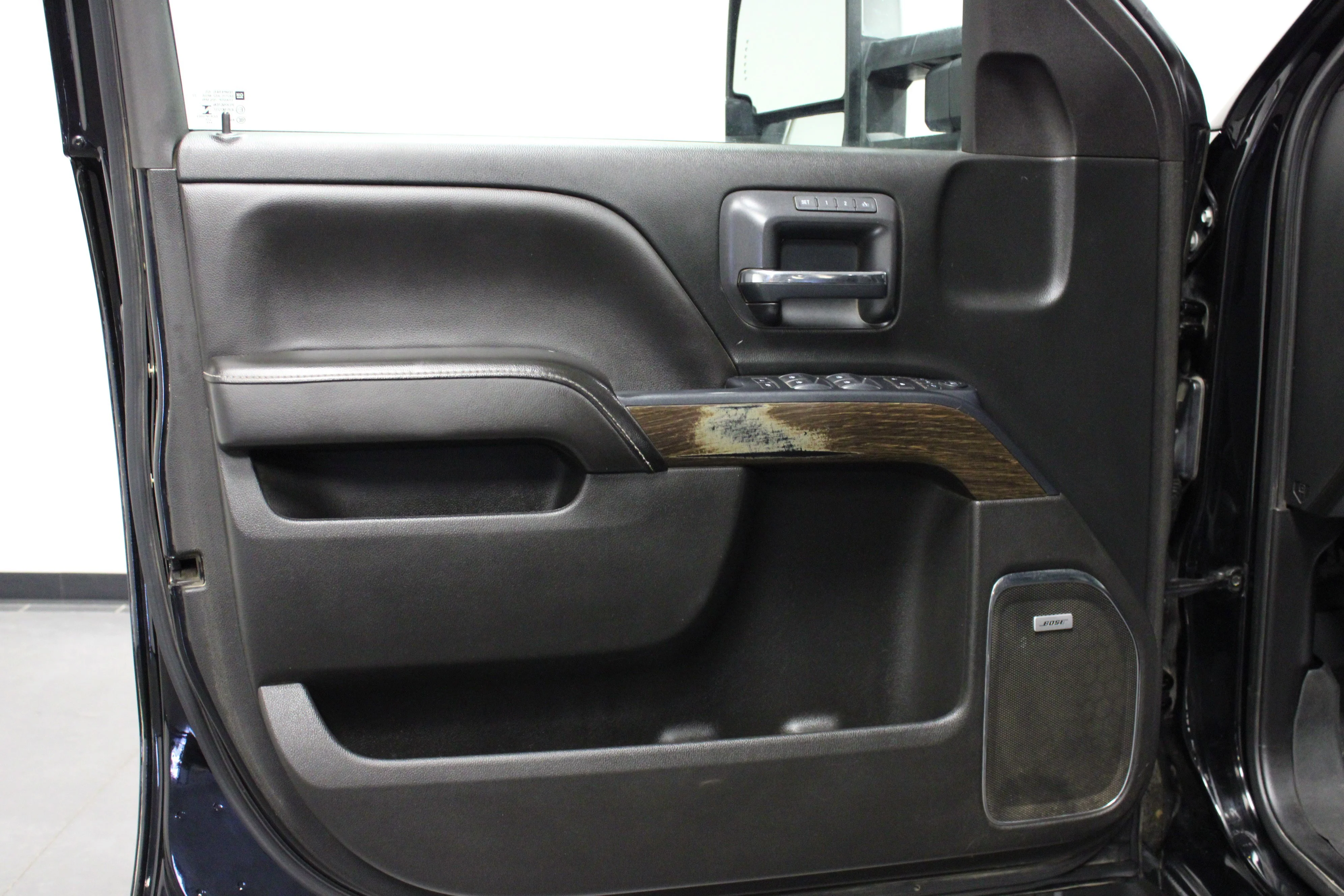 Used 2017 ONYX BLACK GMC Denali image 11