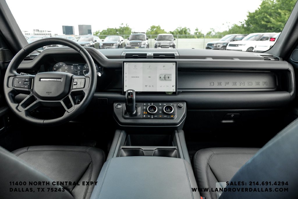 Used 2025 Black Land Rover X-Dynamic SE image 17