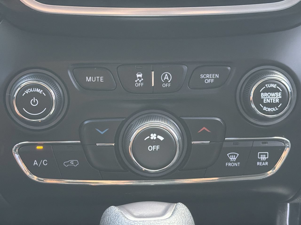 Used 2020 Diamond Black Crystal Pearlcoat Jeep Latitude image 22