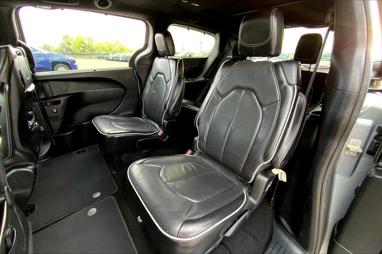 Used 2019 Billet Silver Metallic Clearcoat Chrysler Limited image 20