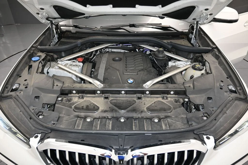 Used 2022 White BMW sDrive40i image 12