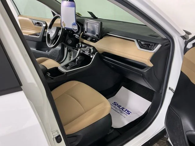 Used 2022 White Toyota LE image 11