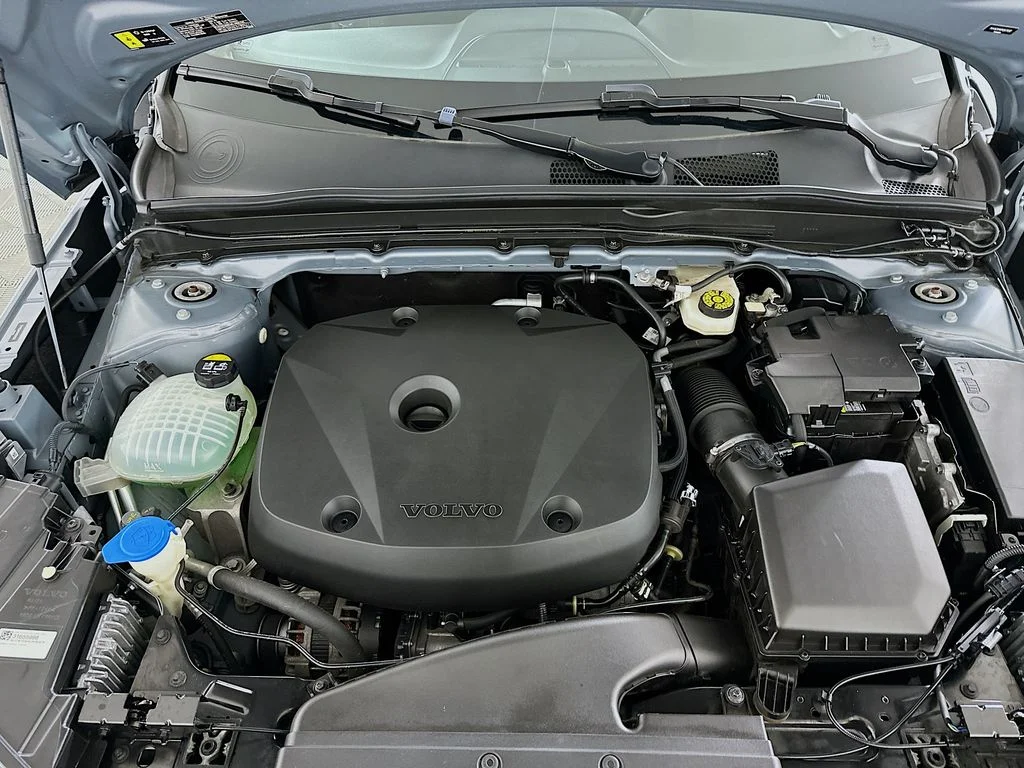 Used 2021 Gray Metallic Volvo R-Design image 28