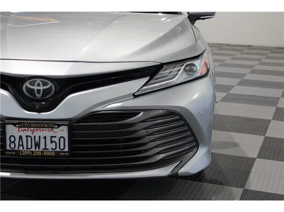 Used 2018 Silver Toyota XLE Sedan 4D image 13