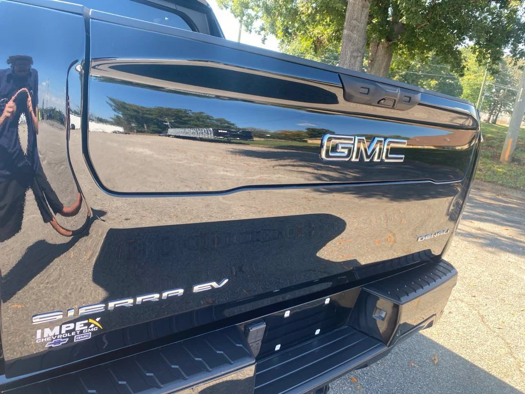 Used 2025 Onyx Black GMC Max Range Denali image 35