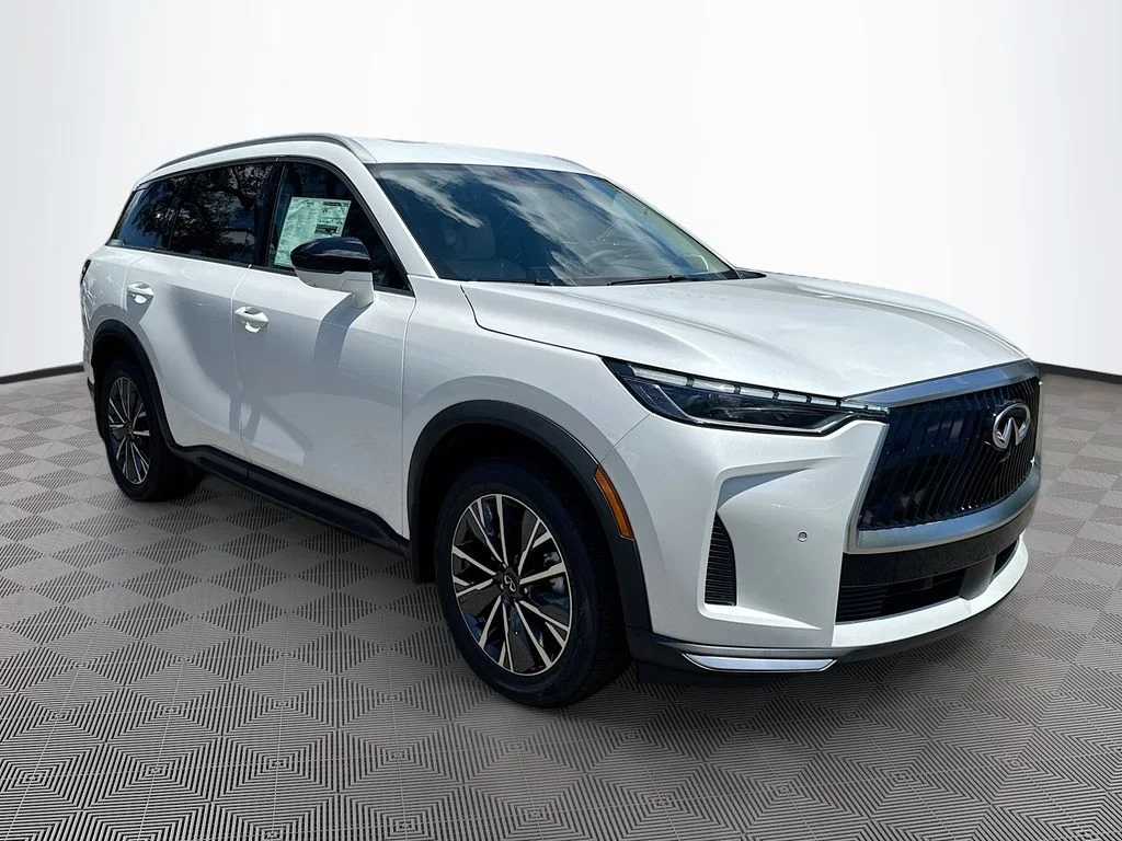 Used 2027 White INFINITI LUXE image 4