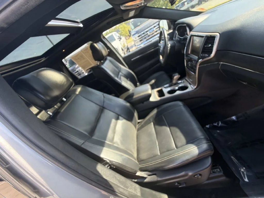 Used 2016 Silver Jeep Limited image 30