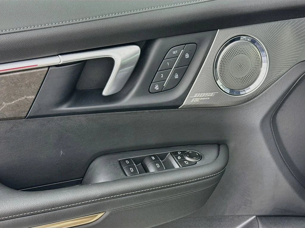Used 2025 Black Buick Avenir image 19