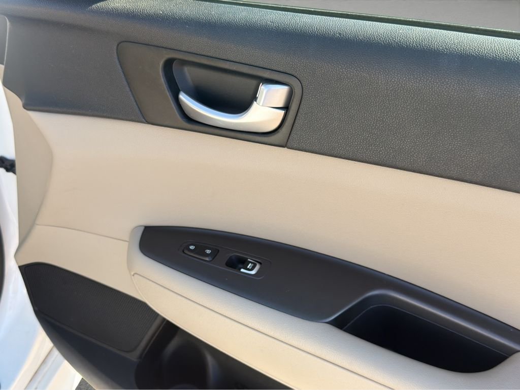 Used 2016 White Kia LX image 17