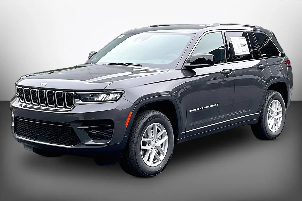 New 2026 Baltic Gray Metallic Clearcoat Jeep Laredo image 4