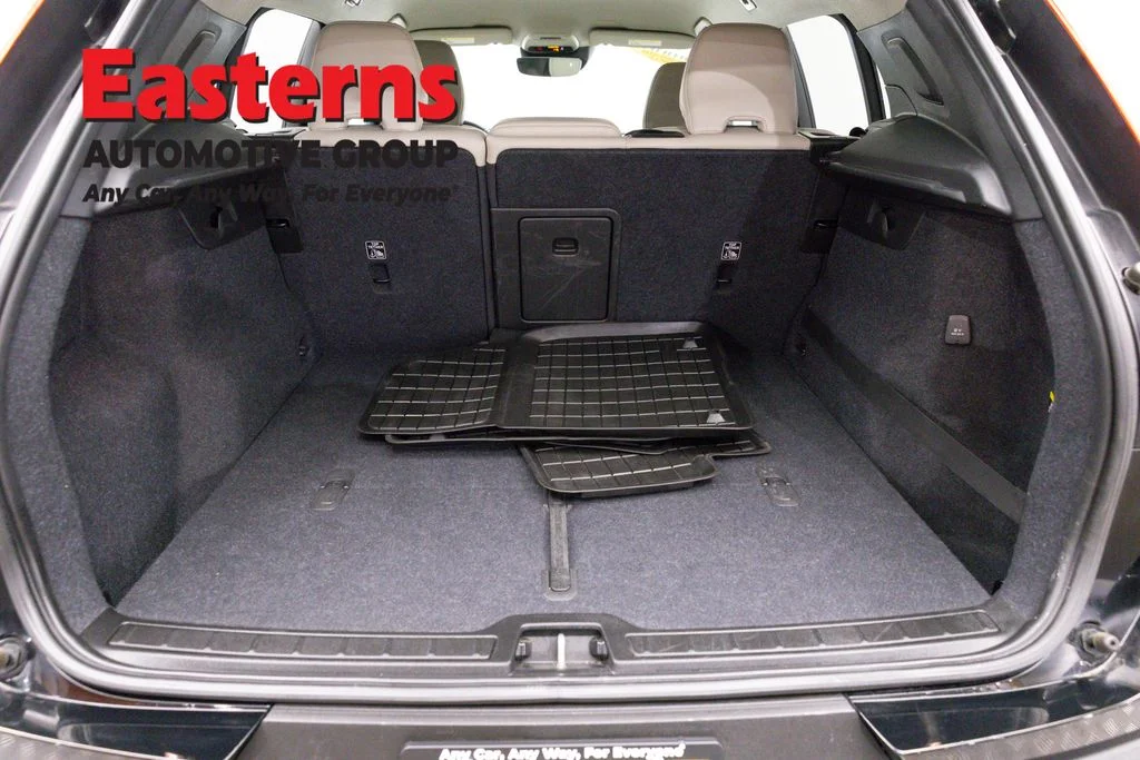 Used 2019 Black Volvo Momentum image 9