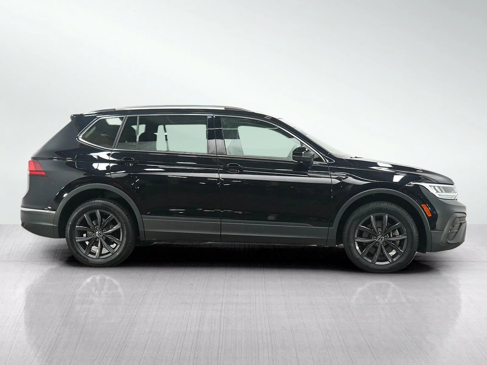 Used 2022 Black Volkswagen 2.0T SE image 6