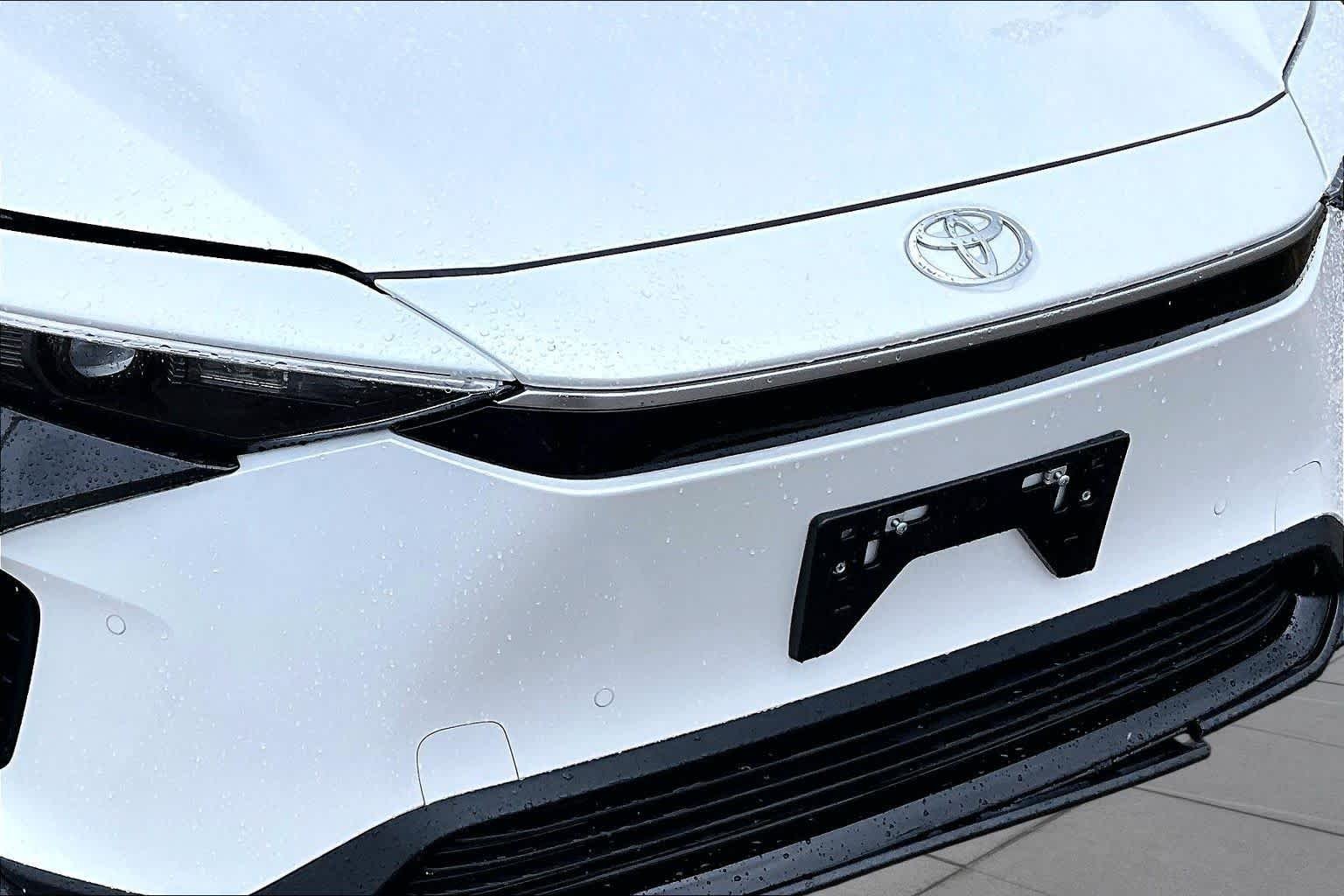 Used 2024 Wind Chill Pearl Toyota XLE image 28