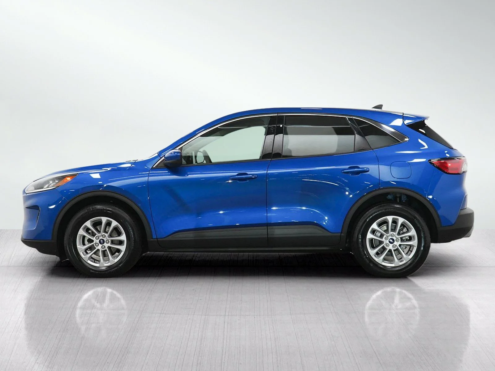 Used 2020 Ford Escape SE with VIN 1FMCU9G60LUB32300 for sale in Burnsville, Minnesota