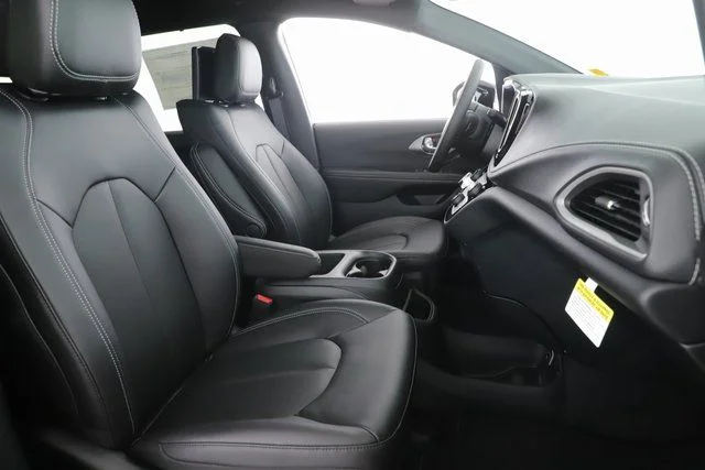 2026 Chrysler Pacifica Select - Photo 33