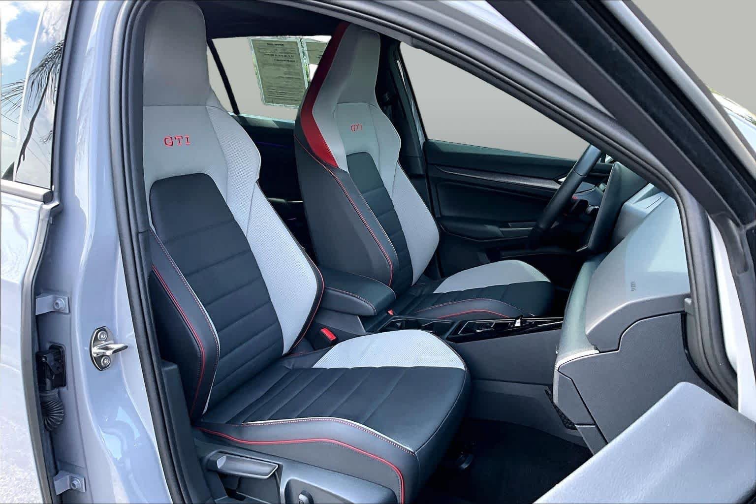 Used 2025 Moonstone Gray Volkswagen SE image 9