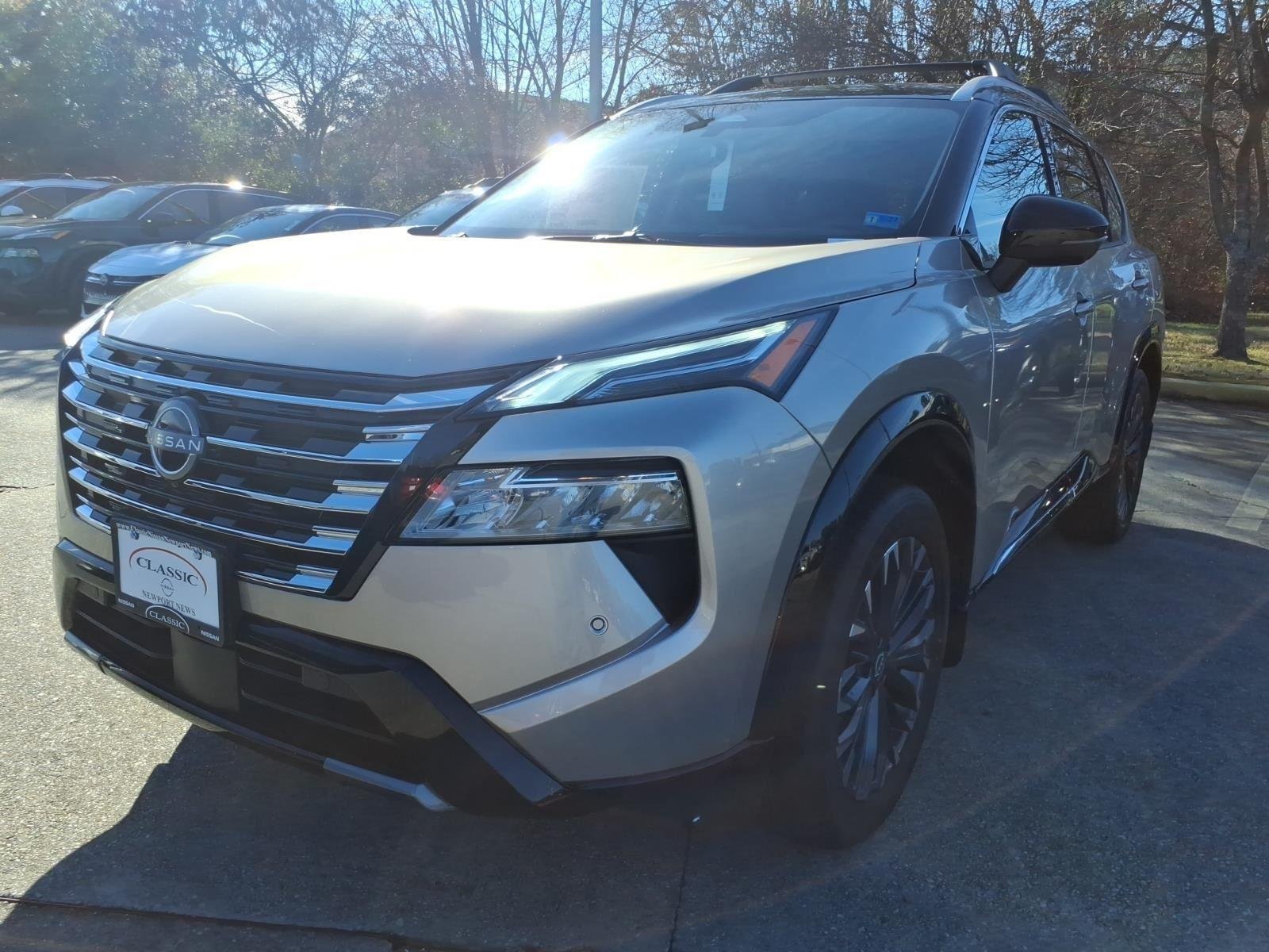 New 2026 Champagne Silver Metallic / Super Black Two-tone Nissan Platinum image 3