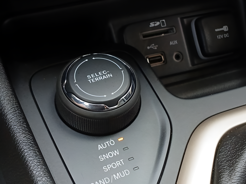 Used 2017 Black Jeep Latitude image 20
