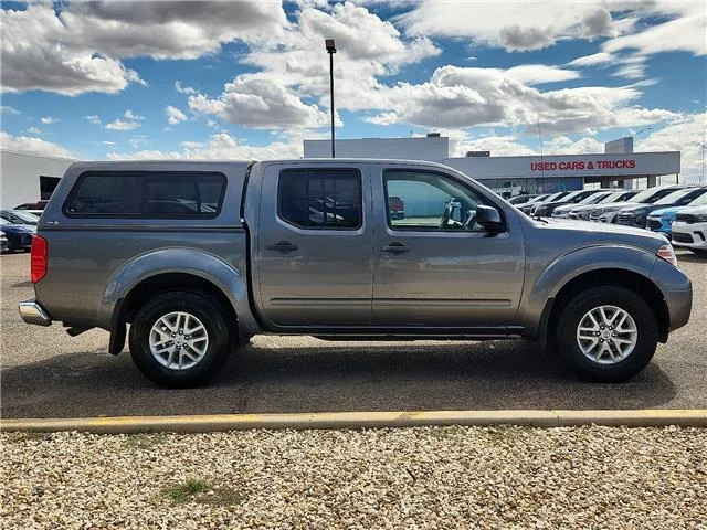 Used 2018 Gray Nissan SV 4x4 Crew Cab 6 ft. box 139.9 in. WB image 5
