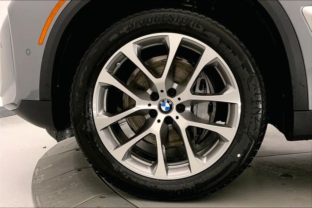 Used 2026 Skyscraper Grey Metallic BMW  image 9