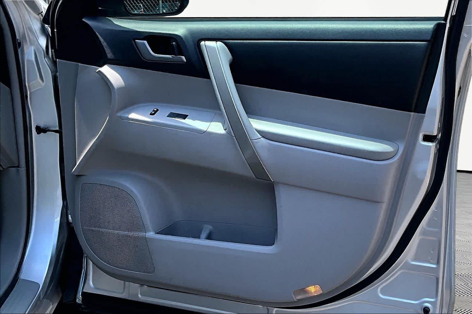 Used 2013 Classic Silver Metallic Toyota SE image 23