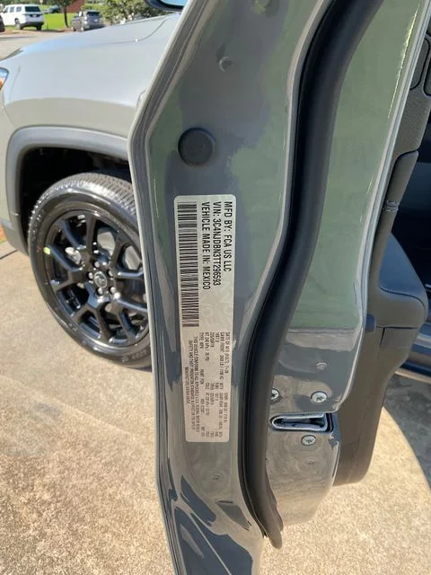 New 2026 Sting-Gray Clearcoat Jeep Latitude image 29