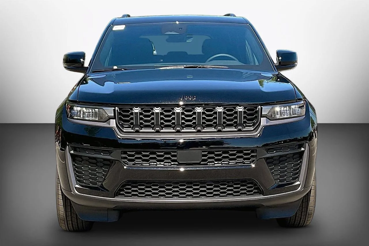 New 2026 Diamond Black Crystal Pearlcoat Jeep Altitude image 3