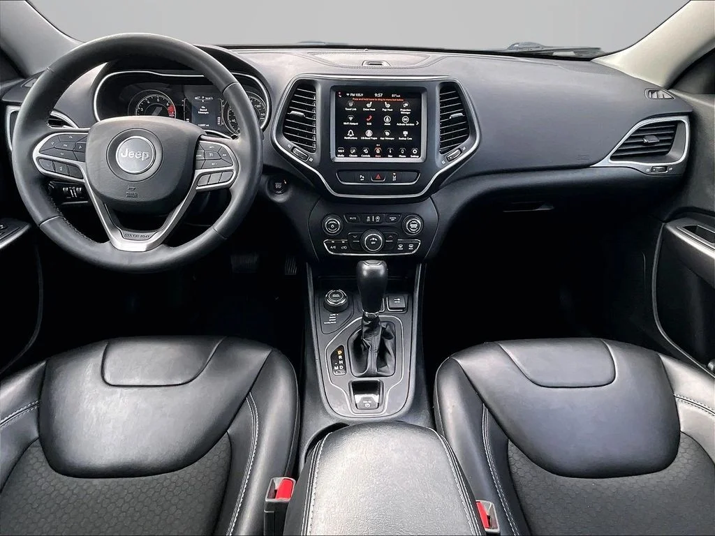 Used 2021 Silver Jeep Latitude Plus image 17