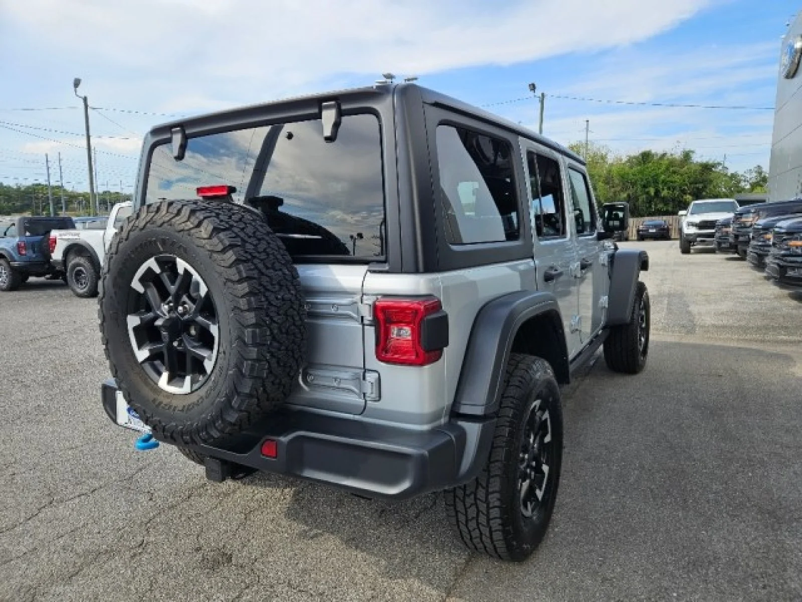Used 2024 Silver Jeep Rubicon image 6