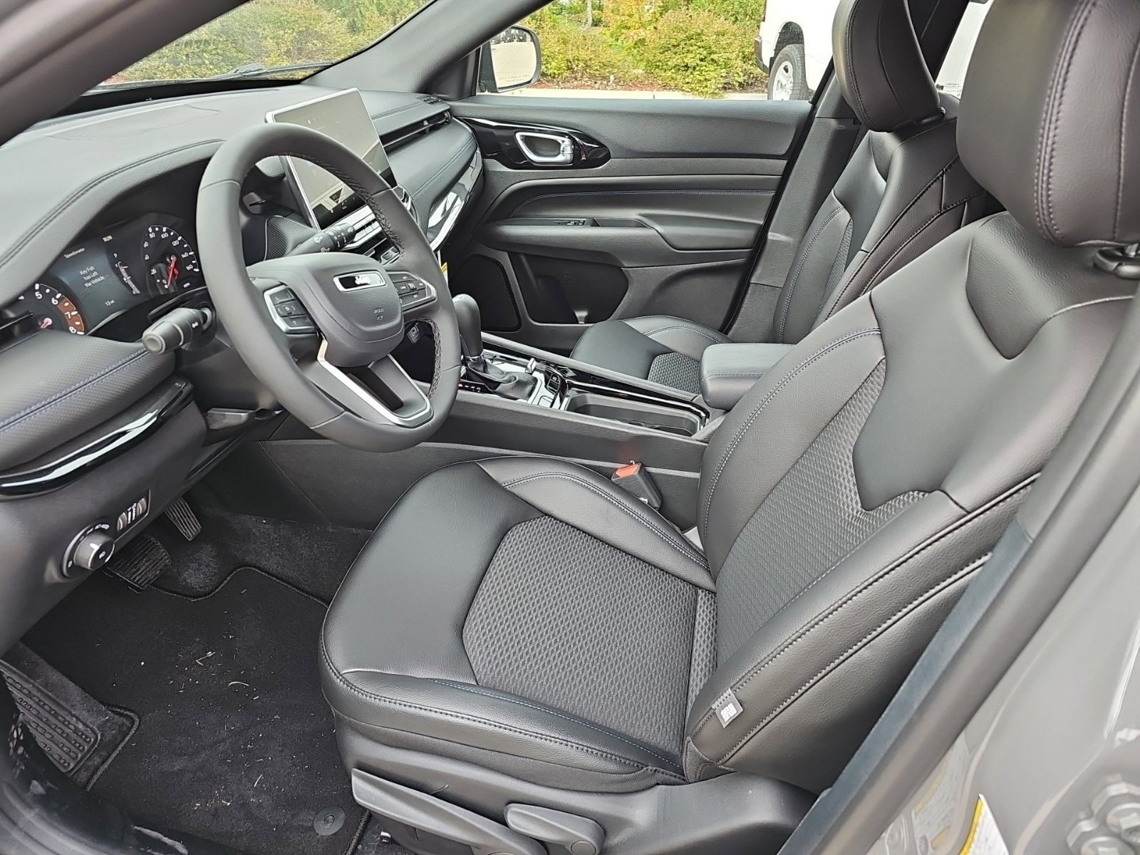 New 2027 Sting-Gray Clearcoat Jeep Latitude Altitude image 17