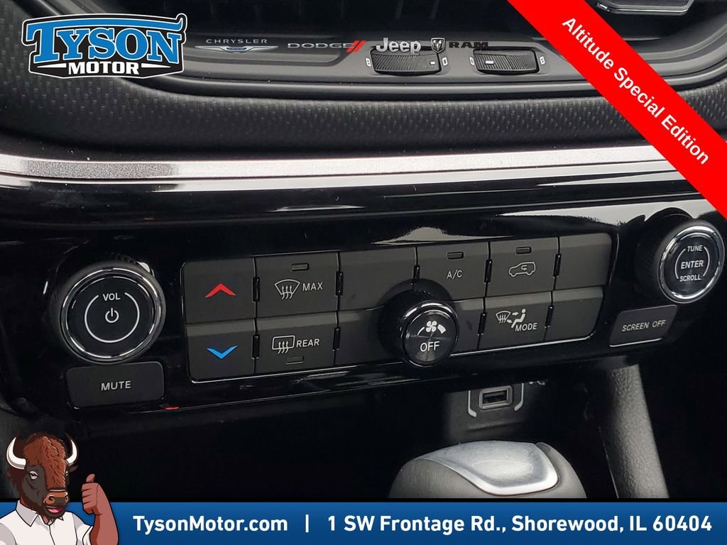 New 2026 Diamond Black Crystal Pearlcoat Jeep Latitude image 31