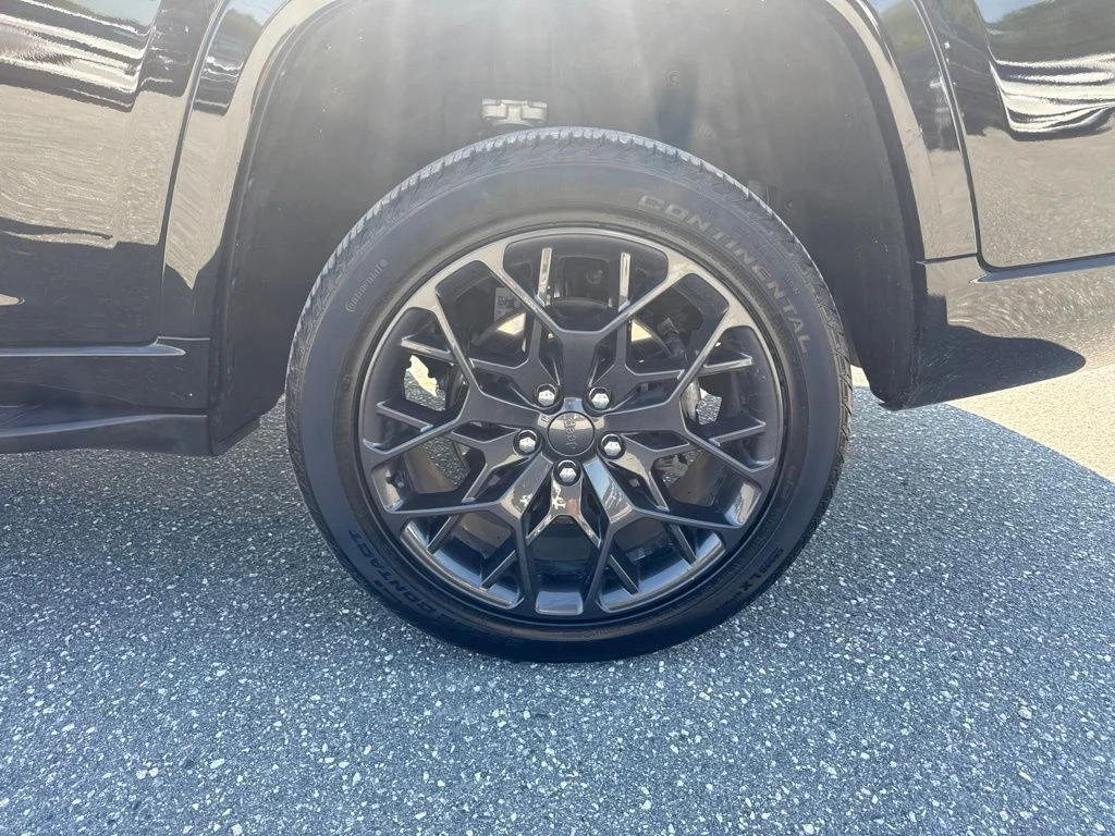 Used 2025 Black Jeep Summit image 29