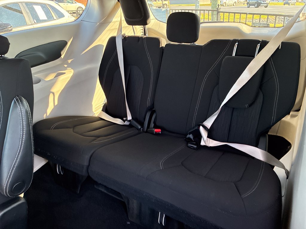 Used 2022 White Chrysler LX image 18