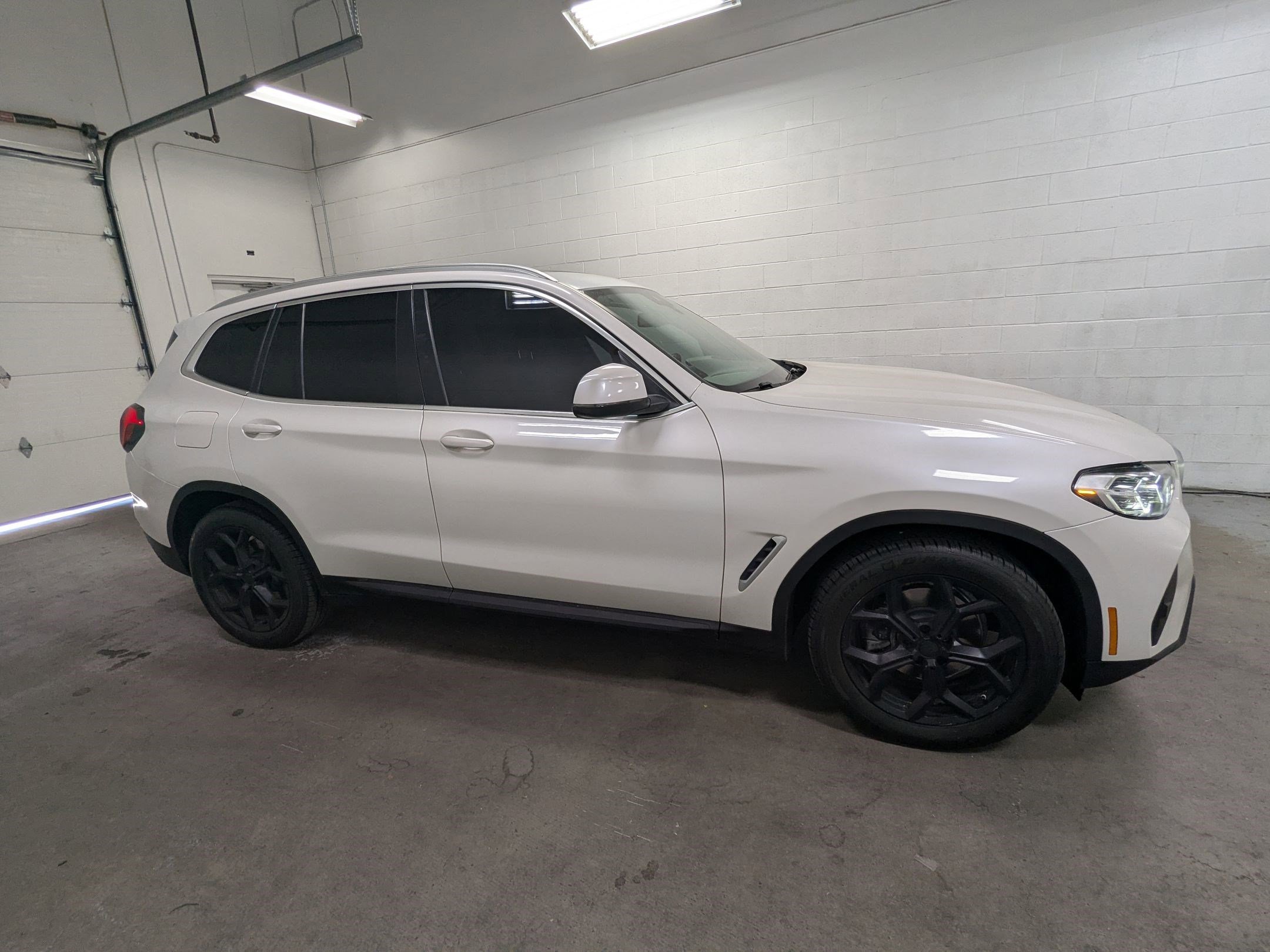Used 2022 White Metallic BMW xDrive30i image 3