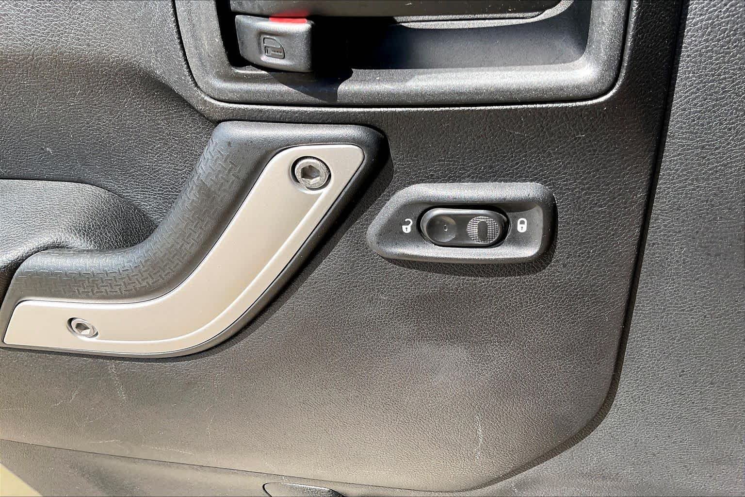 Used 2015 Tank Clearcoat Jeep Sahara image 31