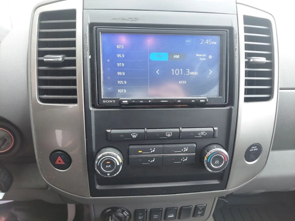 Used 2011 White Nissan SL image 22