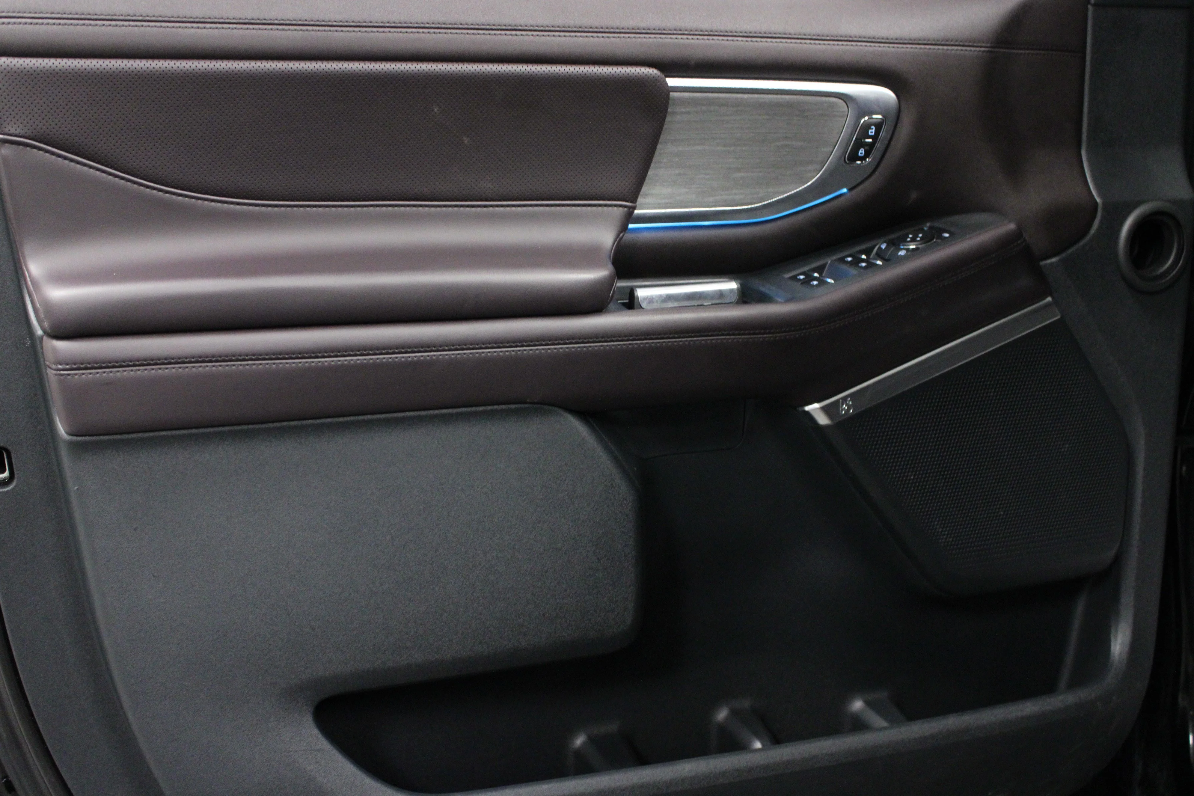 Used 2025 Agate Black Metallic Ford Platinum image 11